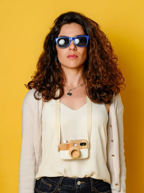 Camille Saada, photographe B!mBam, devant un fond jaune