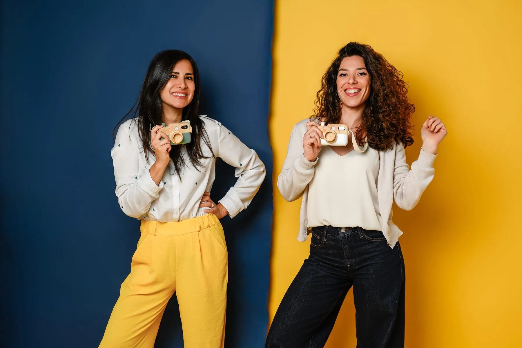 Camille Saada et Paulina Caiceo, les deux photographes de B!mBam, appareils photo en main