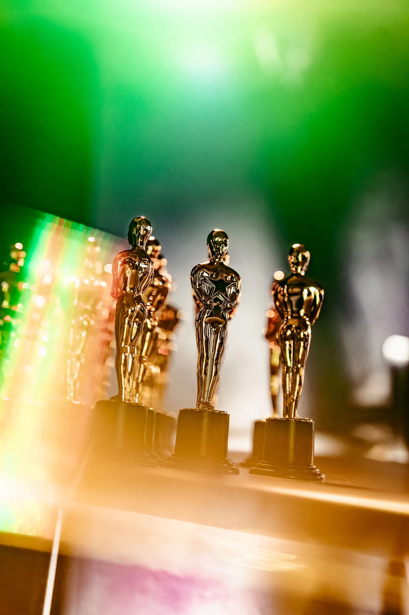 Trophées dorés sous des lumières de scène lors d’une soirée d’entreprise
