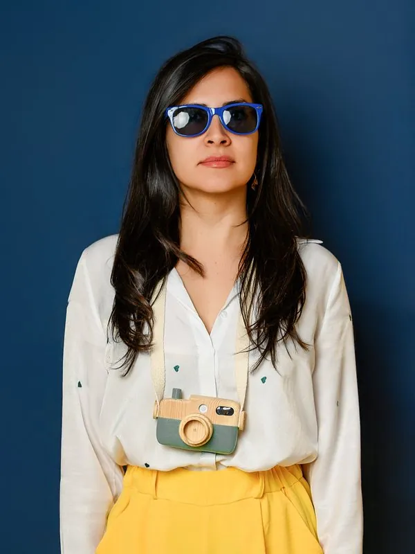 Paulina Caiceo, photographe B!mBam, devant un fond bleu