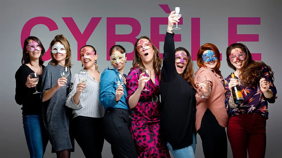 Photo d’équipe festive et masquée devant le logo Cybèle