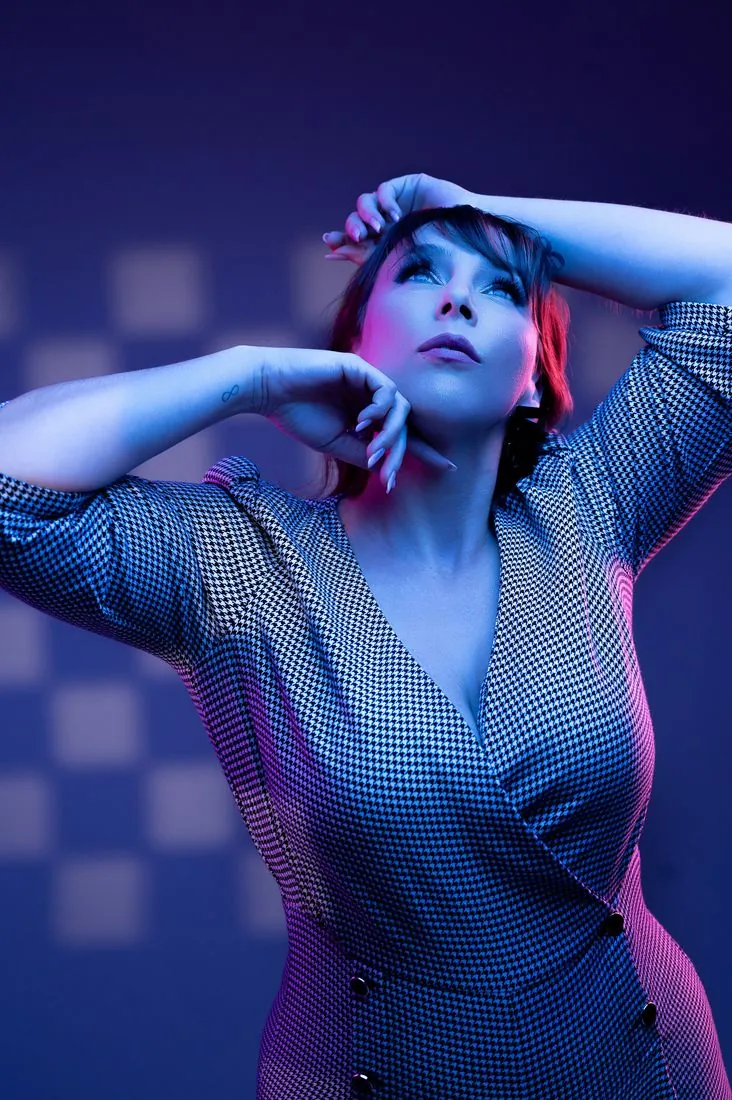 Portrait artistique en lumière bleue et rose