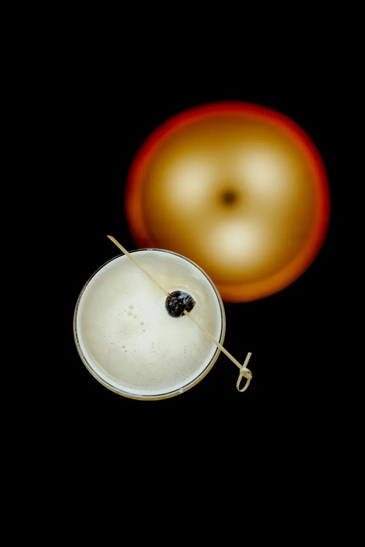 Cocktail vu du dessus sur fond noir