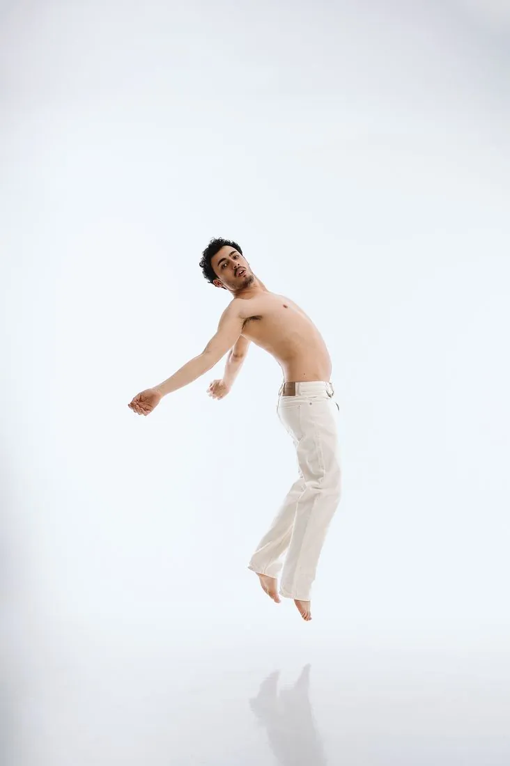 Danseur en suspension sur fond blanc