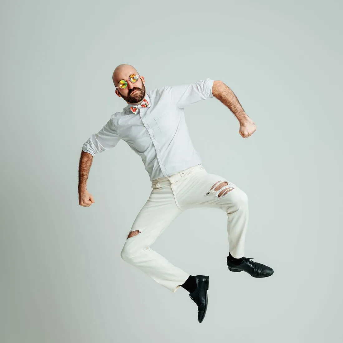 Portrait en saut, lunettes kaléidoscope