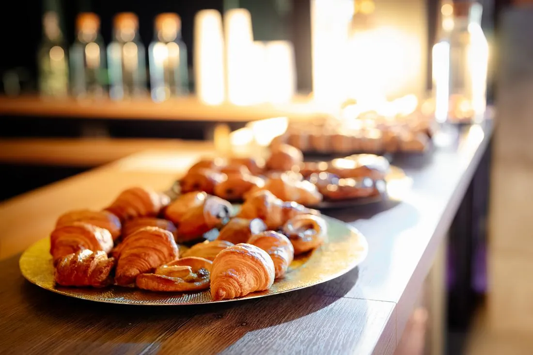 Plateau de viennoiseries servi lors d’un petit-déjeuner professionnel