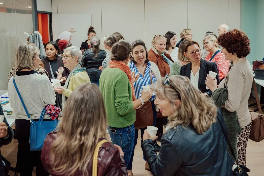 Participantes en pleine discussion lors d’un événement associatif