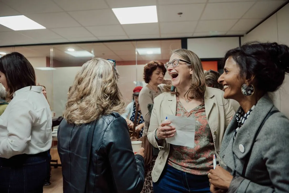 Rires entre participantes lors d’un événement Femmes des Territoires