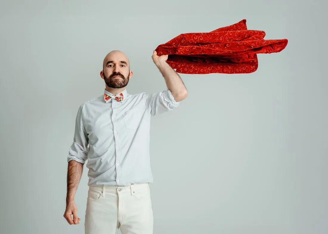 Portrait avec veste rouge lancée en l’air