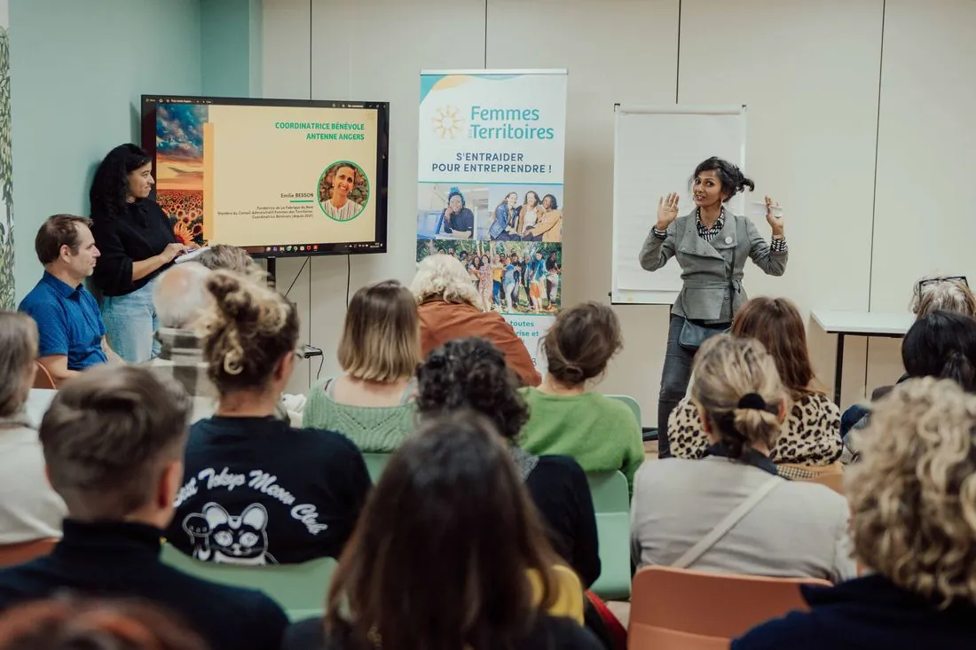 Intervenante animant un atelier devant un public attentif