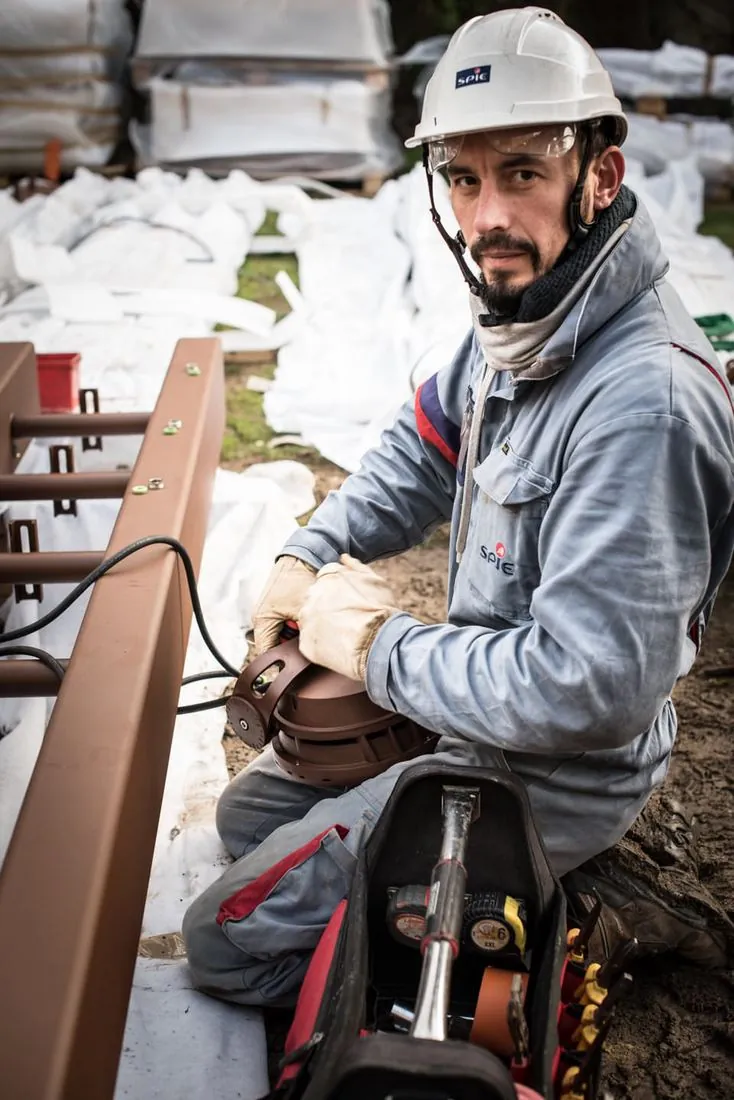 Portrait d’un ouvrier casqué sur son chantier
