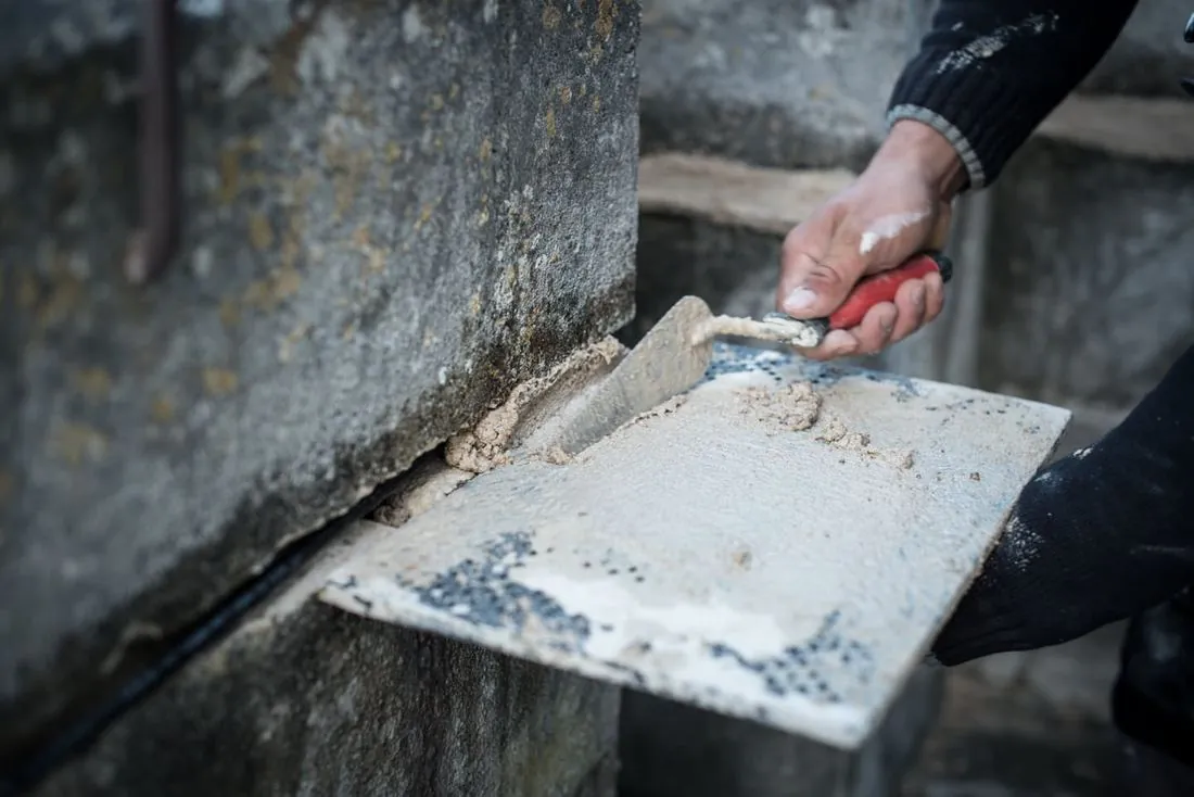 Truelle et mortier en gros plan sur un chantier de maçonnerie