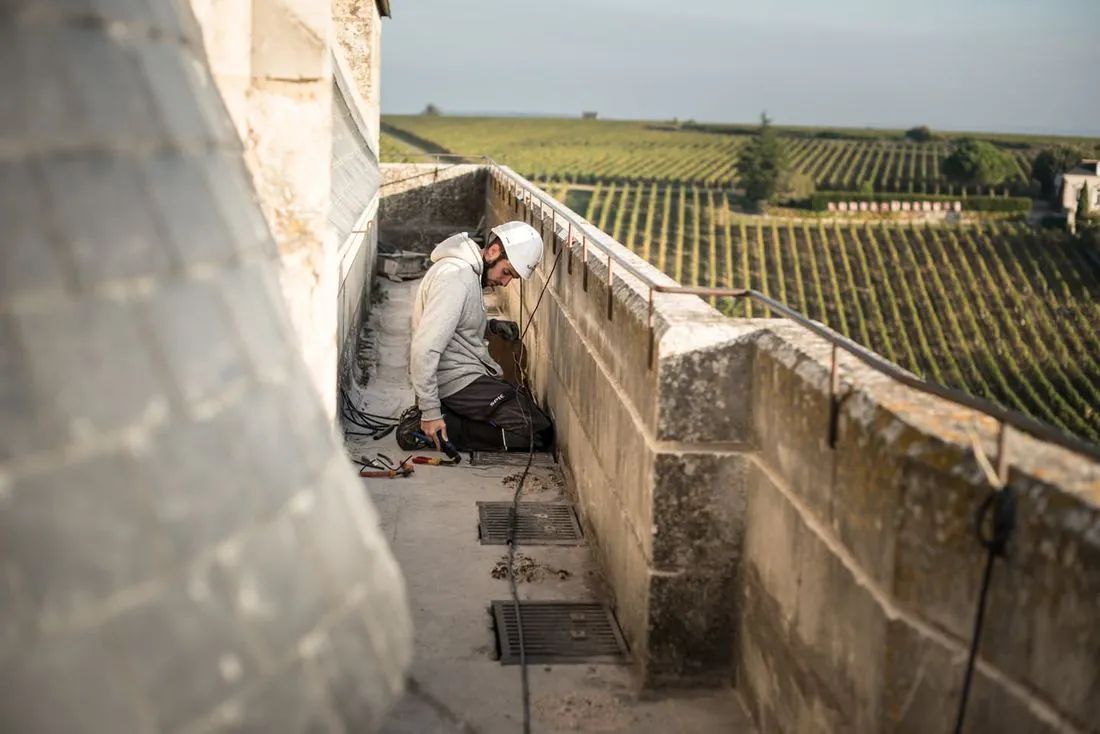 Artisan sur un rempart dominant les vignes
