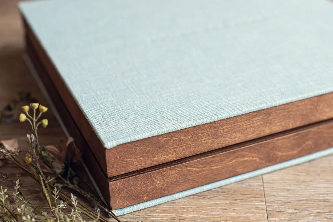 Détail de la tranche en bois d’un coffret d’album photo
