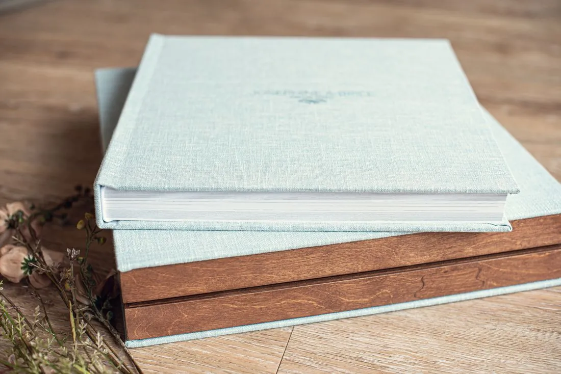 Album photo en lin posé sur son coffret en bois