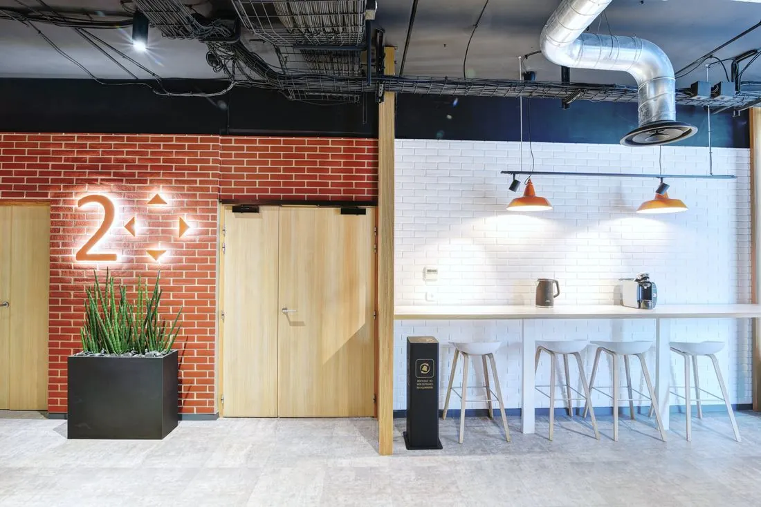 Coin café avec mur en briques et suspensions orange
