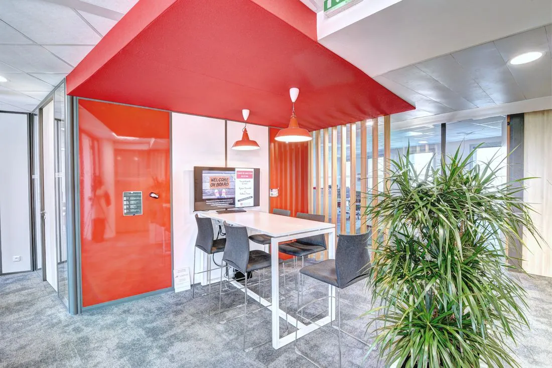Espace de travail avec verrière rouge et grande plante