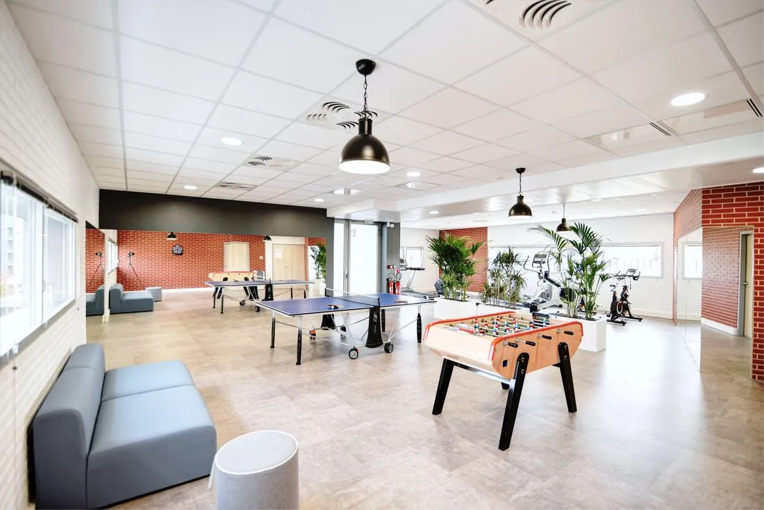 Espace détente d’entreprise avec baby-foot et ping-pong