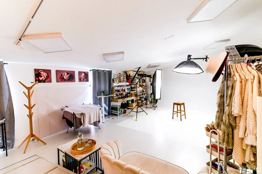 Studio photo avec portant de vêtements et accessoires