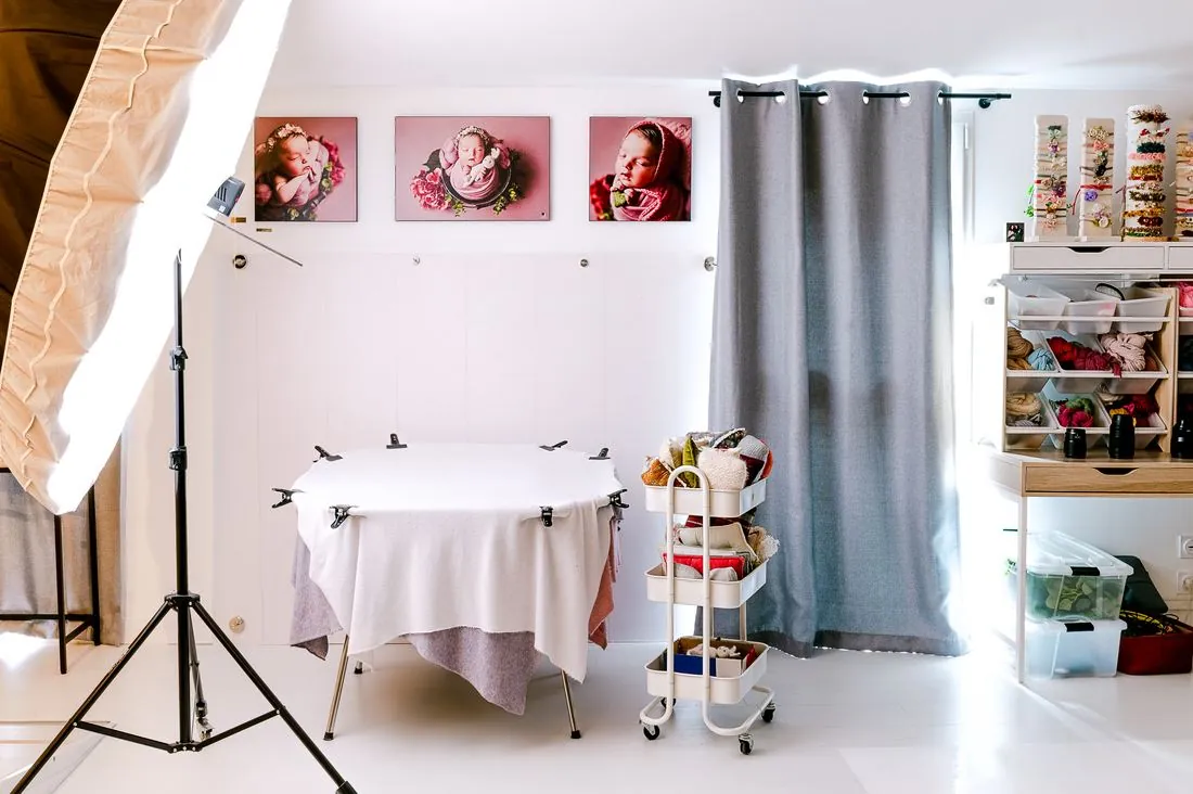 Studio photo avec table ronde et éclairages