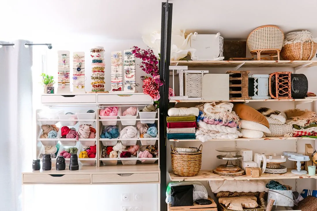 Rangements d’accessoires et textiles dans un studio photo