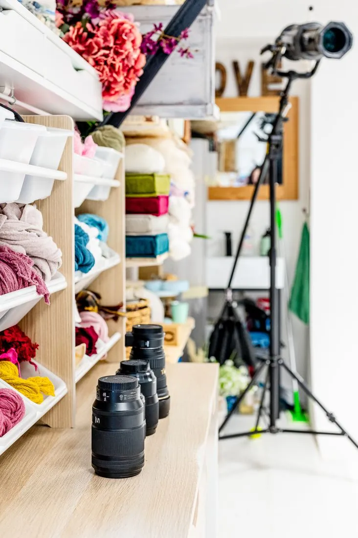 Étagères d’accessoires et objectifs photo en premier plan