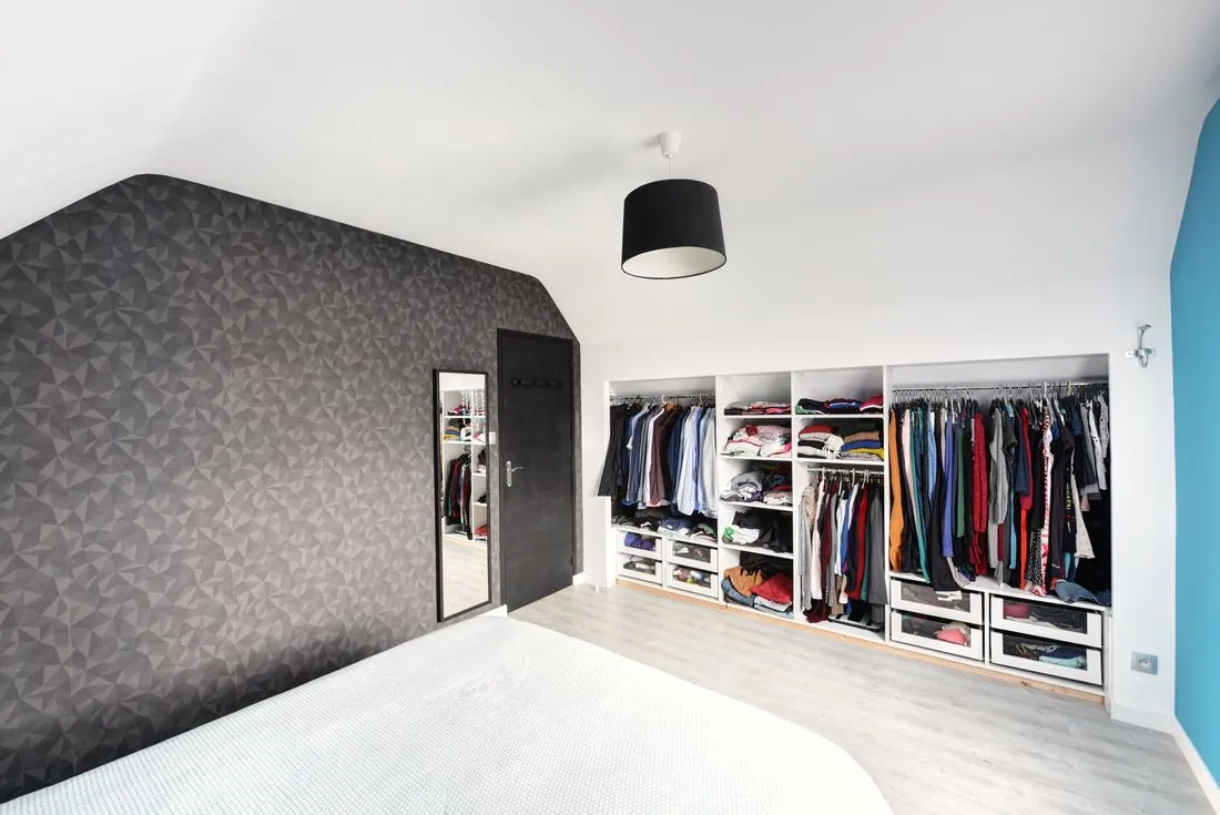 Dressing aménagé dans une chambre mansardée