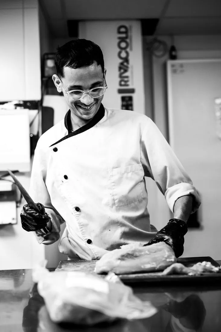 Chef en cuisine en noir et blanc