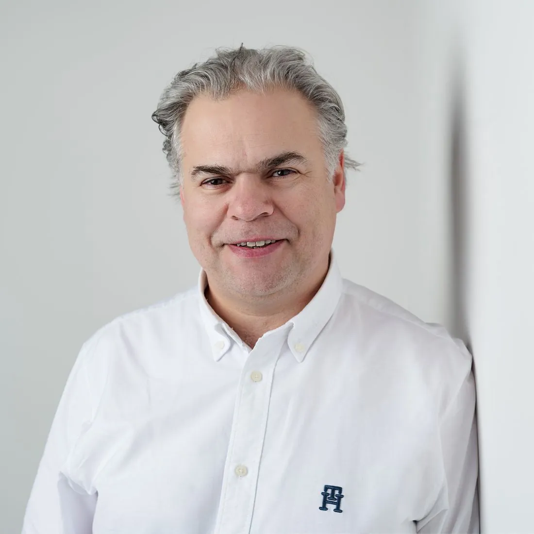 Portrait corporate en chemise blanche
