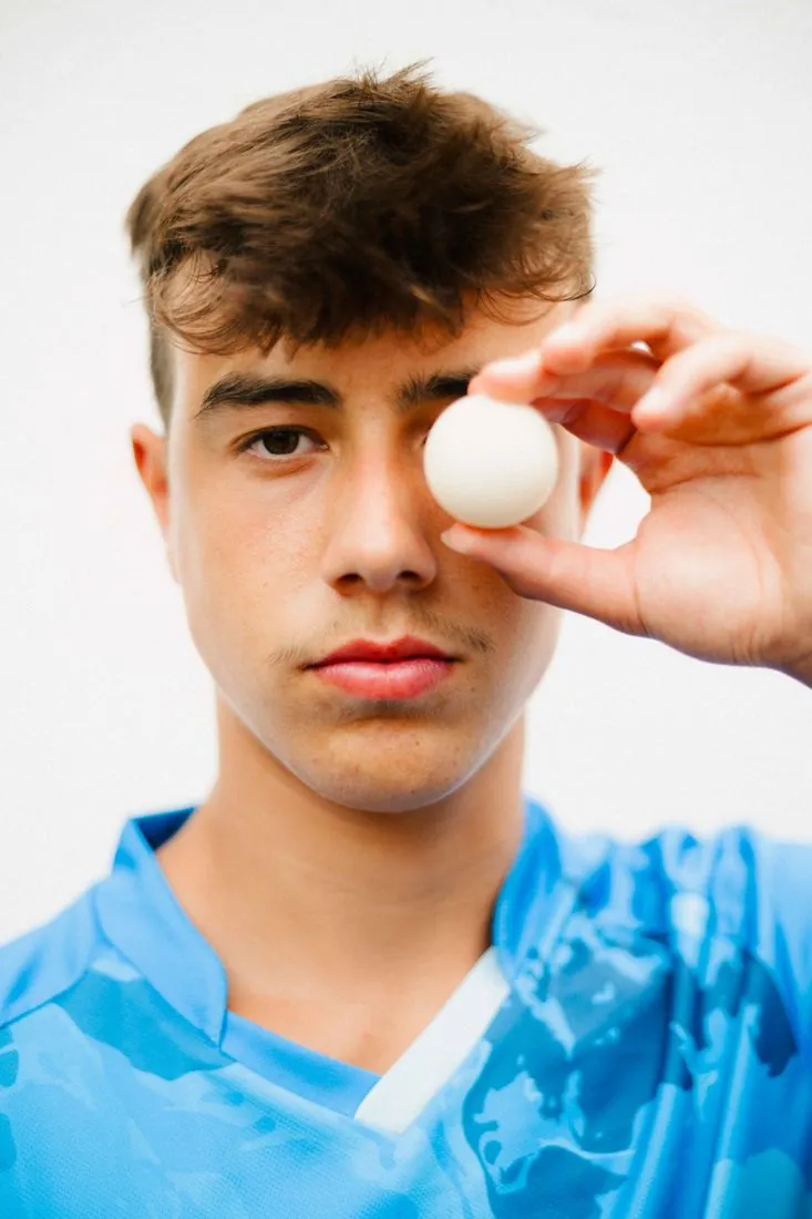 Jeune pongiste, balle devant l’œil