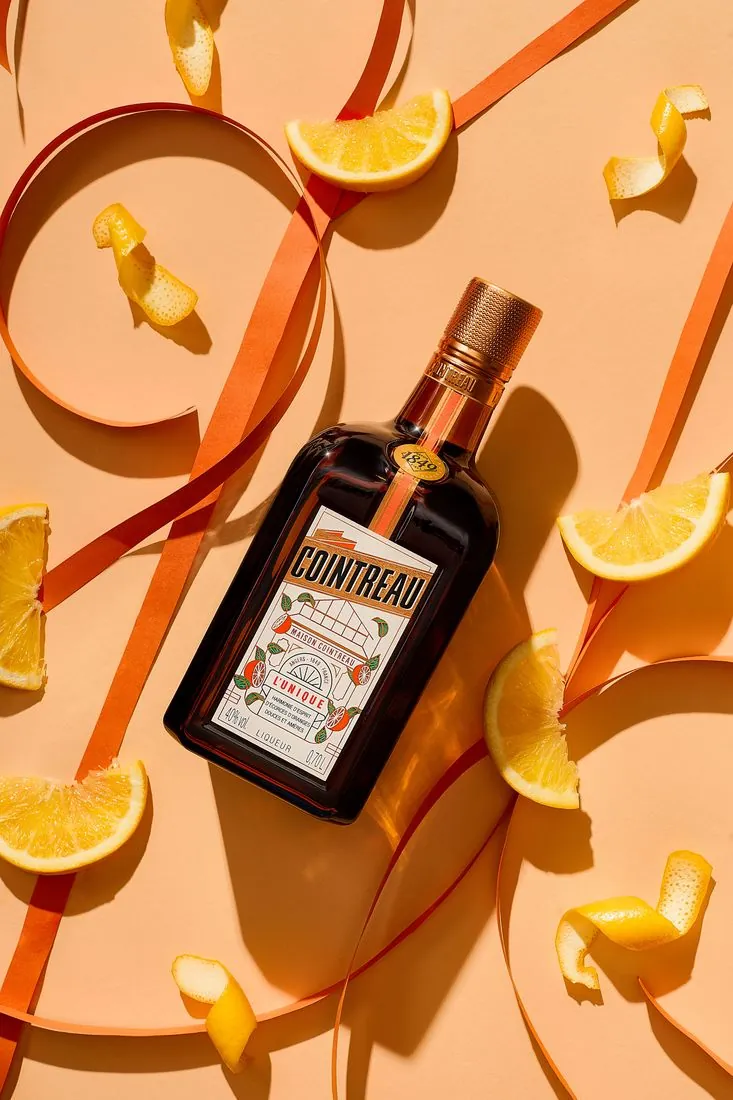 Bouteille Cointreau, rubans et quartiers d’orange