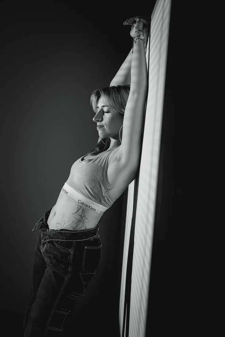 Portrait artistique en noir et blanc, lumière de store