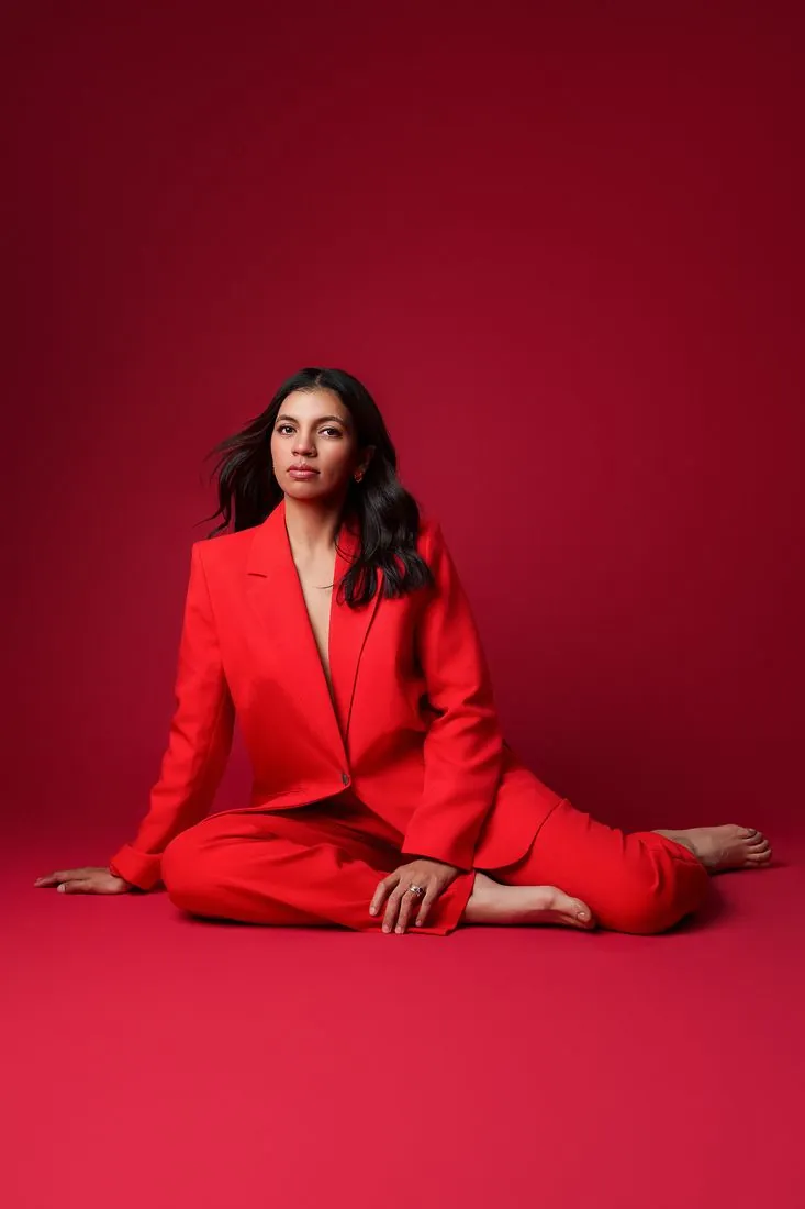 Portrait en tailleur rouge sur fond rouge