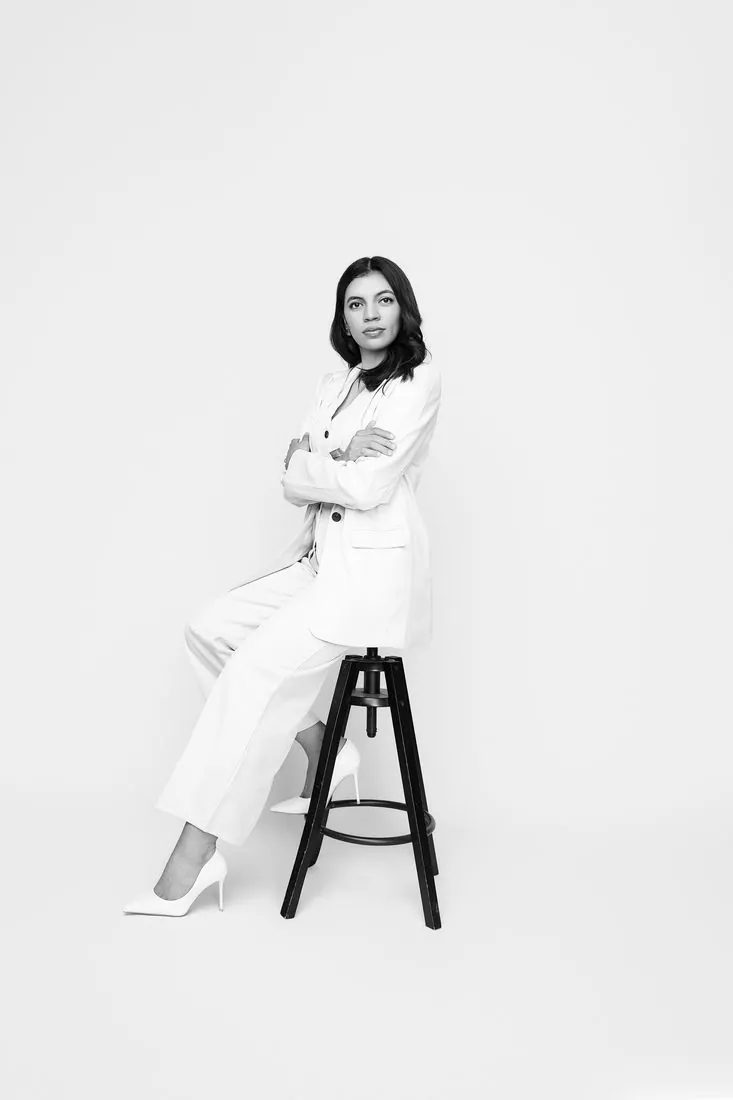 Portrait corporate en tailleur blanc, noir et blanc