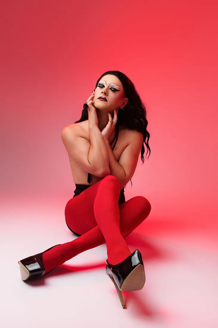 Portrait artistique drag sur fond rouge