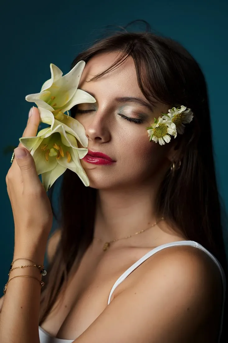 Portrait fleuri, lys et marguerites sur fond bleu canard