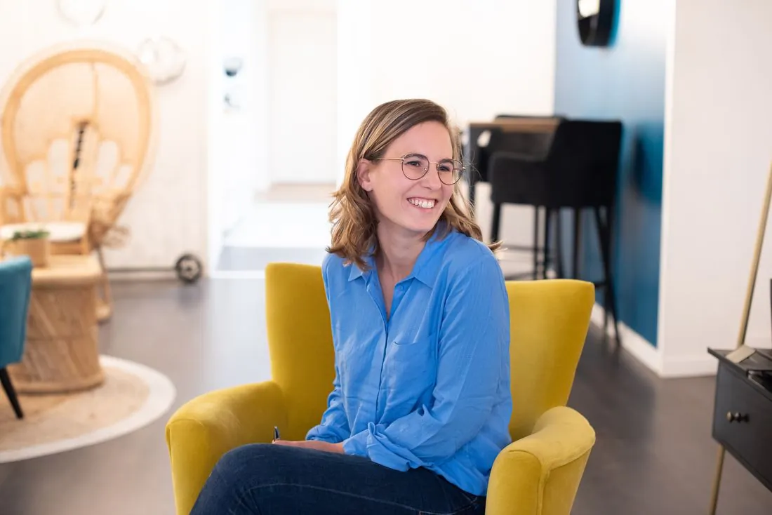 Portrait souriant dans un fauteuil jaune