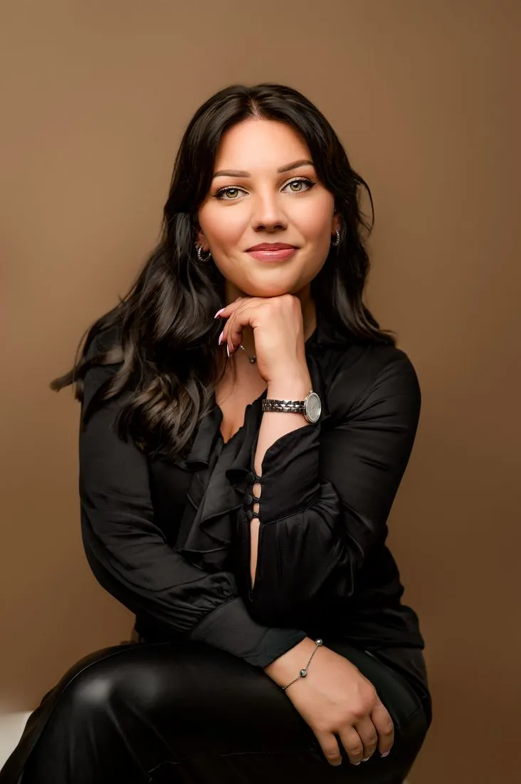 Portrait professionnel sur fond brun