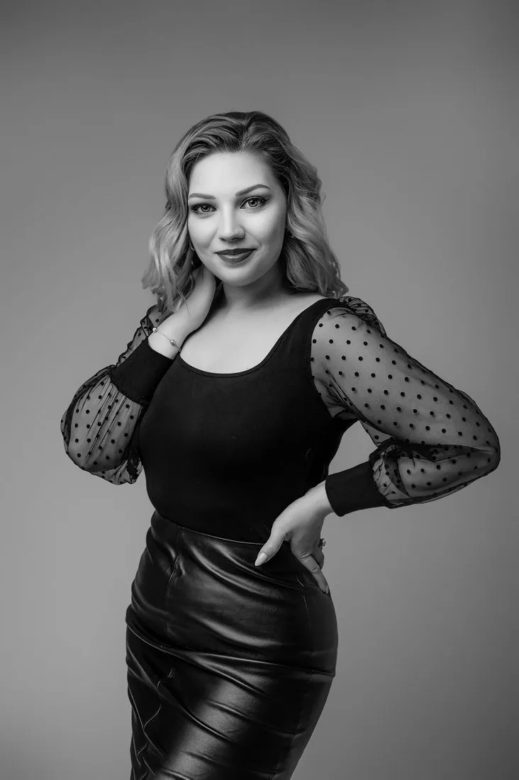 Portrait en noir et blanc, manches à pois