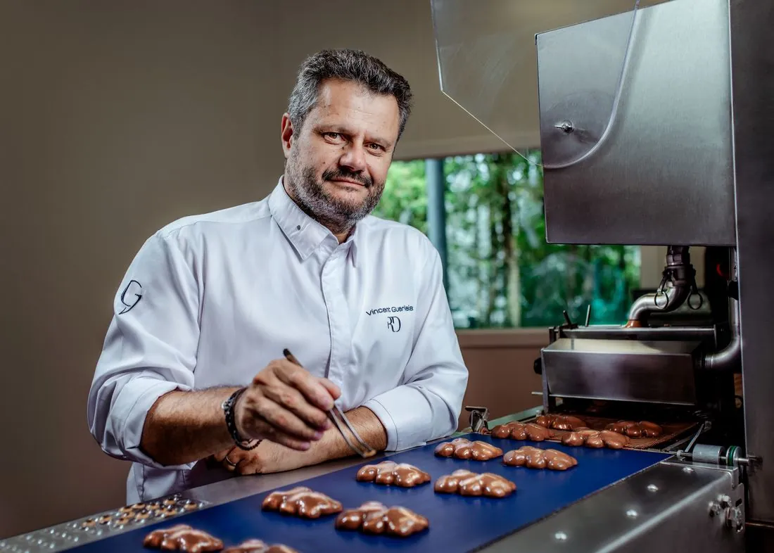 Vincent Guerlais devant sa ligne de chocolats