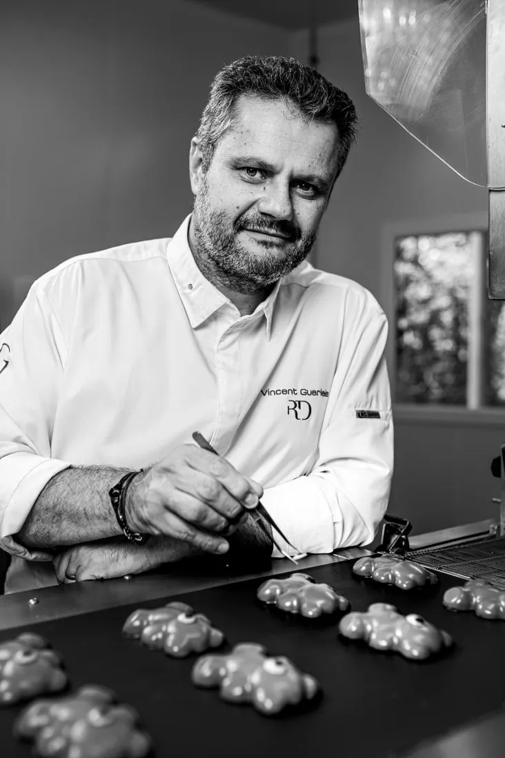 Vincent Guerlais en noir et blanc, chocolats en production