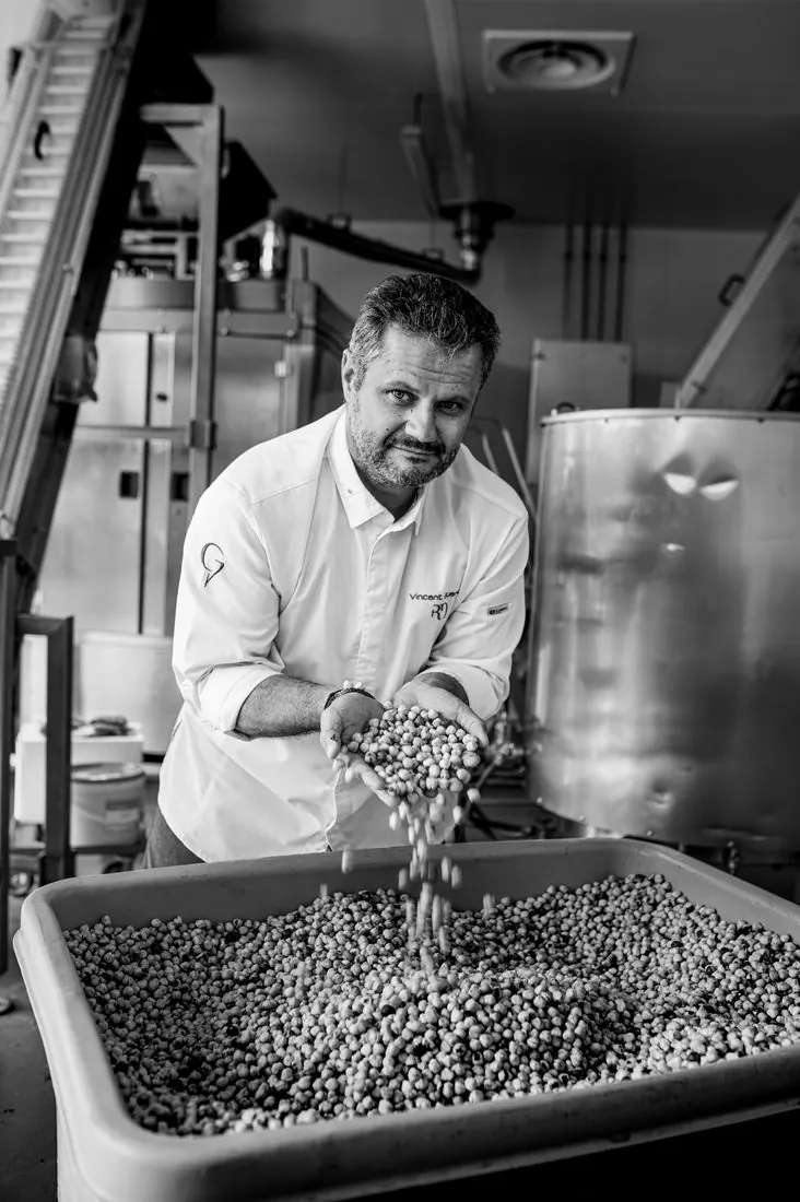 Vincent Guerlais versant des noisettes, noir et blanc