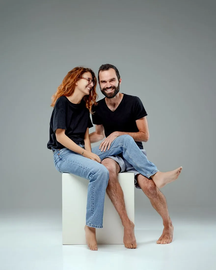 Portrait de couple assis sur un cube