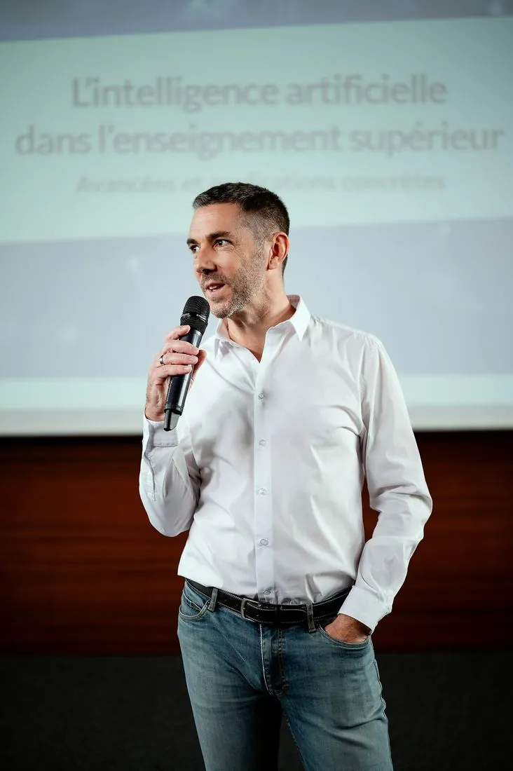 Conférencier au micro devant un écran