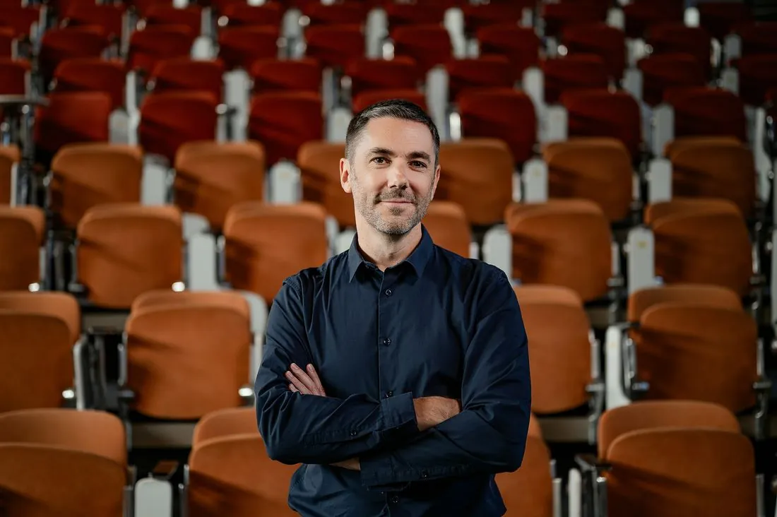 Portrait corporate dans un amphithéâtre aux sièges orange