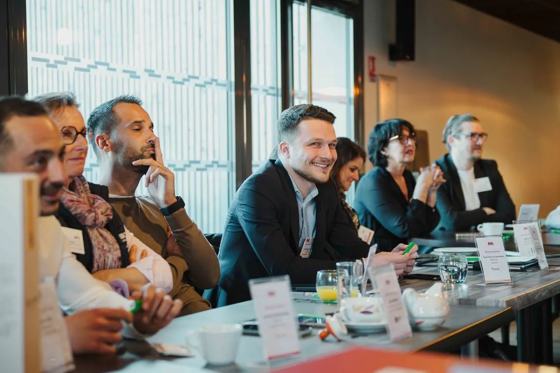 Membres d’un réseau d’affaires attentifs autour d’une table de réunion