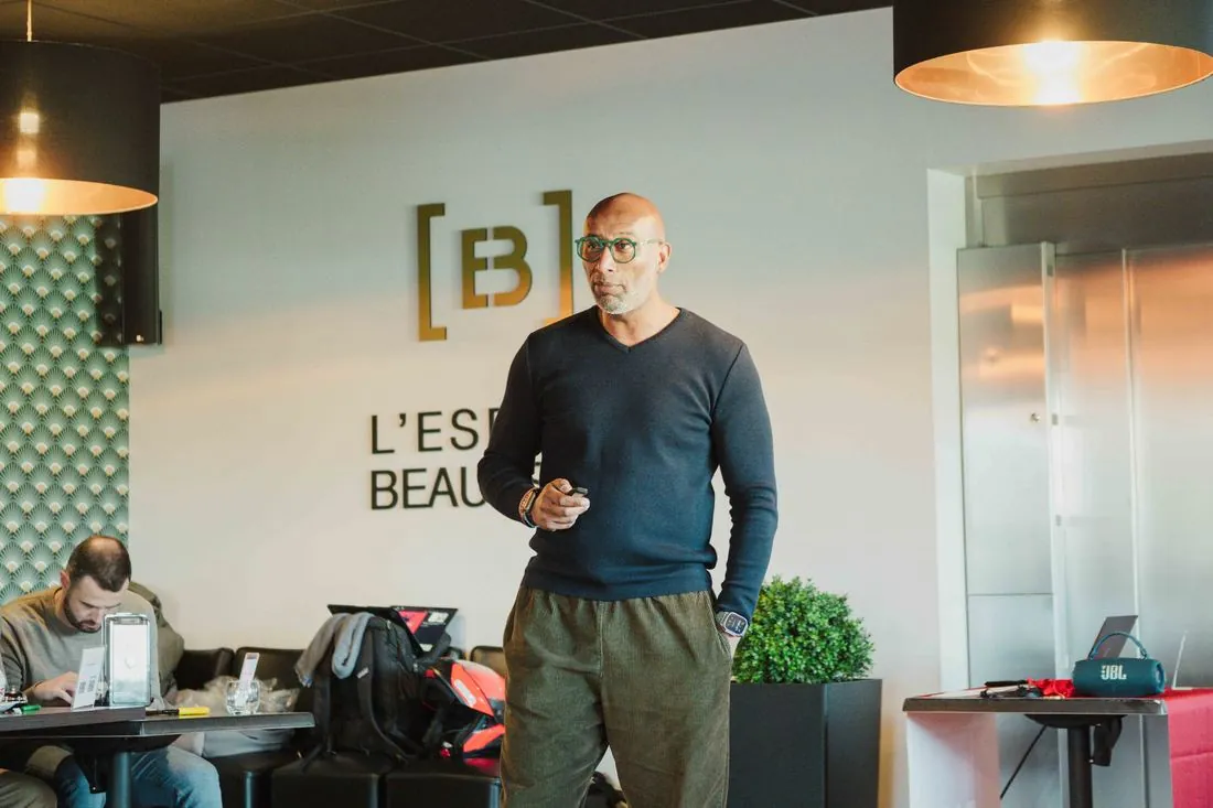 Intervenant présentant son activité devant le logo de l’Espace Beaussier