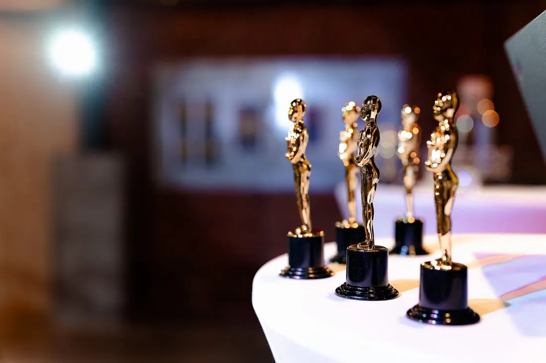 Trophées dorés sur une table lors d’une cérémonie de remise de prix