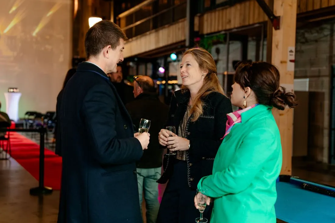 Invités en conversation lors d’une soirée d’entreprise