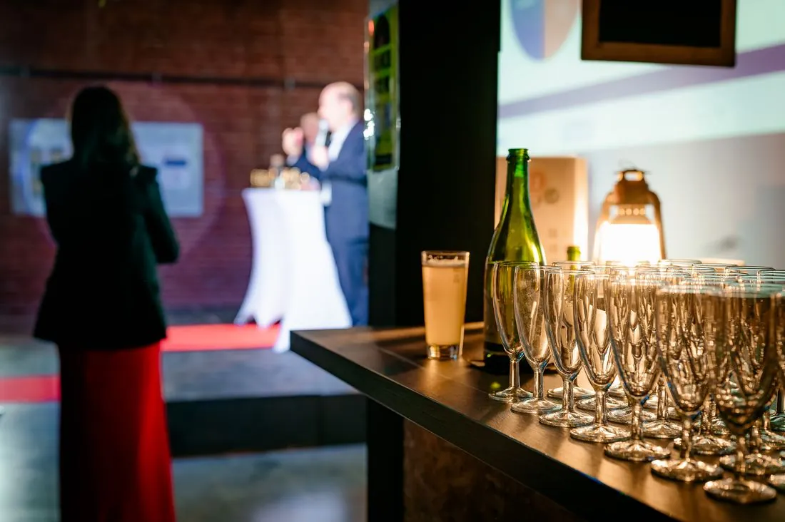 Coupes de champagne prêtes pour un cocktail pendant une prise de parole